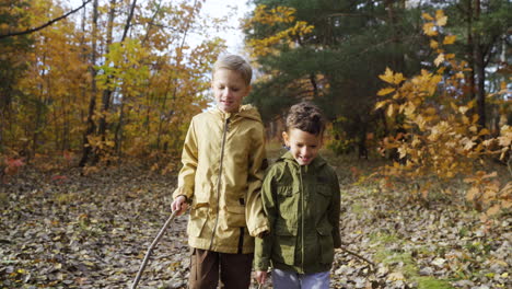 Kinder-Laufen-Im-Wald