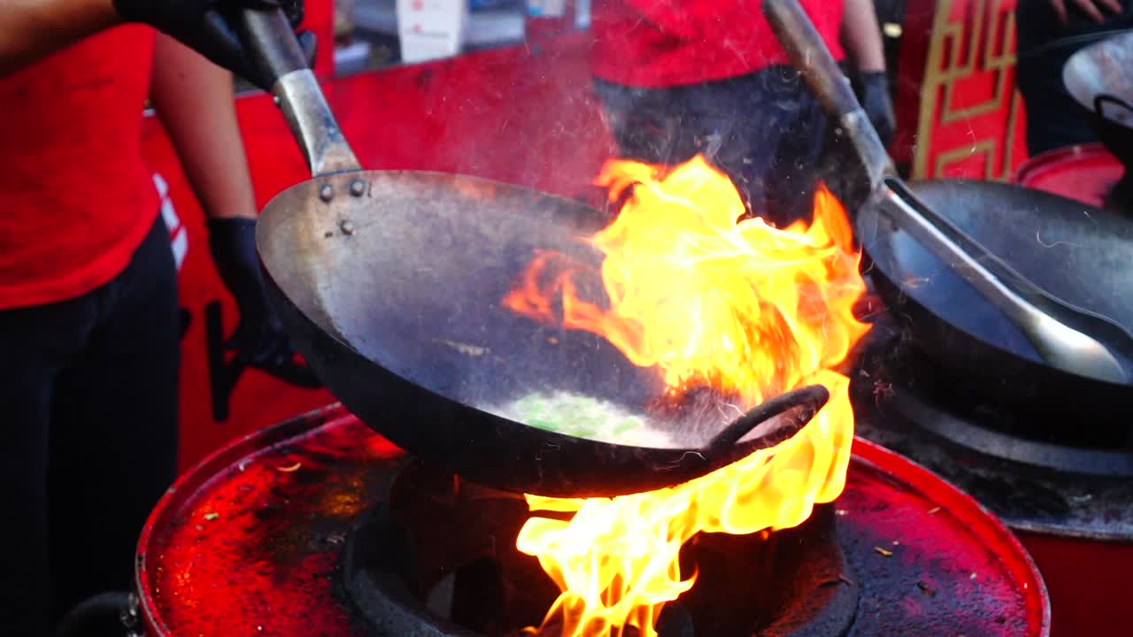 Cucina asiatica. Cottura nel wok. Rallentatore.