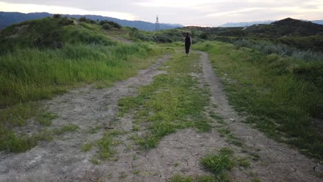 mujer joven caminando en una mujer divirtiéndose en la naturaleza