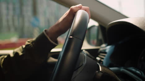hombre conduciendo por la ciudad