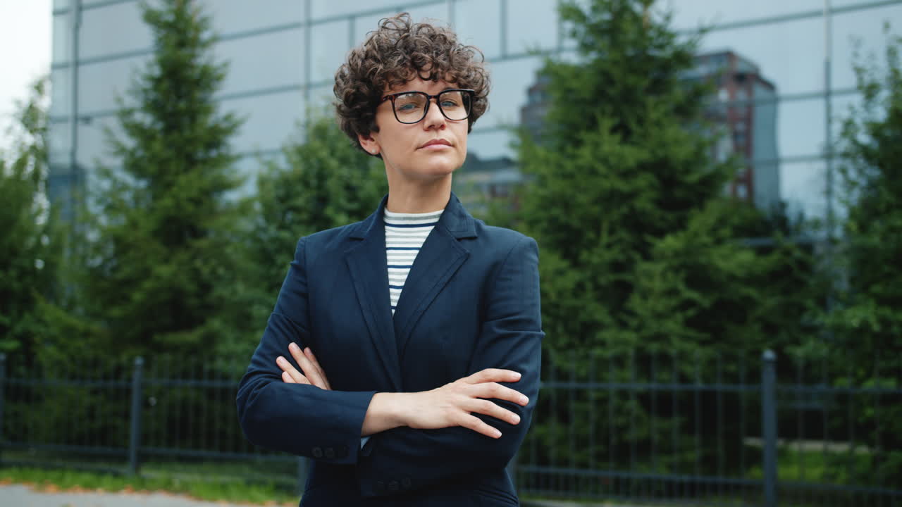 도시 풍경에서 자신감 넘치는 사업가