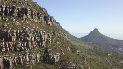 4.000 imágenes aéreas de alta calidad del cielo azul soleado de la espectacular montaña escénica de la cabeza del león, colinas rocosas con senderos para caminatas, panorama de la costa del océano atlántico en el cabo occidental, ciudad del cabo, sudáfrica