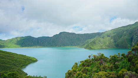 Schwenkaufnahme-Vom-Hohen-Aussichtspunkt-Von-Lagao-Do-Fogo-Auf-Der-Insel-Sao-Miguel,-Azoren,-Portugal