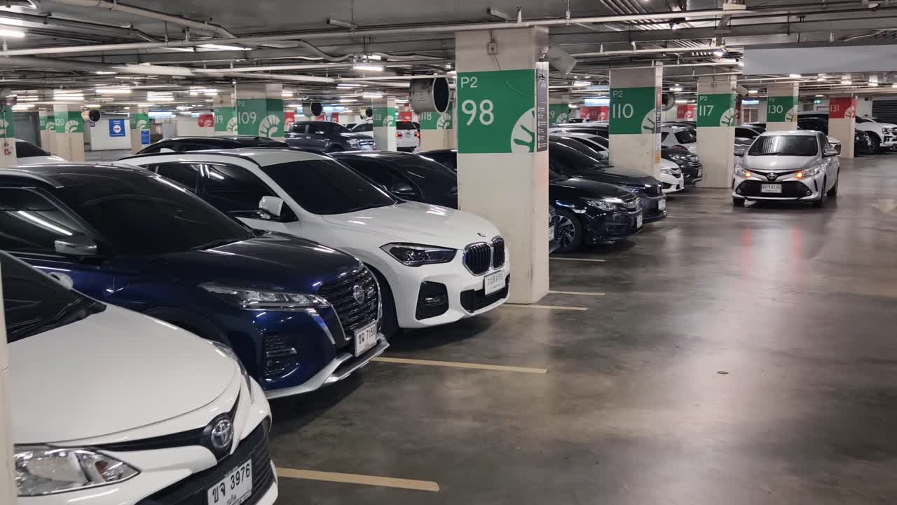 estacionamiento subterráneo con automóviles