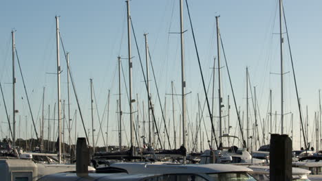 Aufnahme-Von-Yachtmasten-In-Der-Marina-Von-Lymington