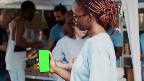 Teléfono-Móvil-Con-Pantalla-Verde-En-El-Banco-De-Alimentos.