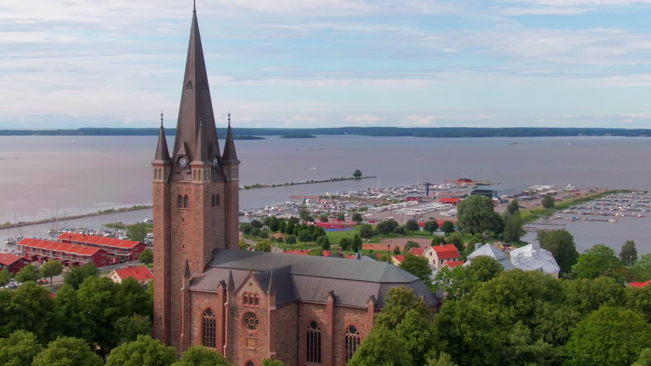 Immagini aeree maestose di una chiesa che si avvicina a Mariestad, in Svezia, rivelando acque meravigliose e un porticciolo