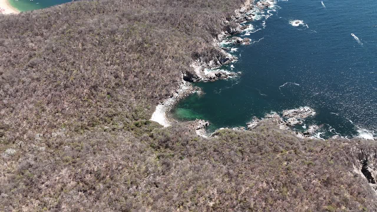 terreno rocoso y acantilados por el pacífico mexicano, cerca de huatulco, oaxaca