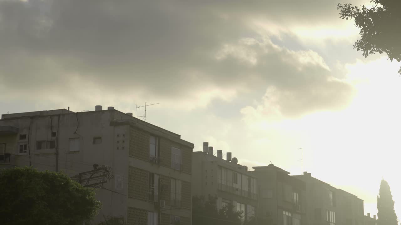puesta de sol en un edificio residencial en un barrio tranquilo de tel aviv, israel