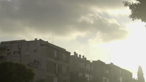 Puesta-De-Sol-En-Un-Edificio-Residencial-En-Un-Barrio-Tranquilo-En-Tel-Aviv,-Israel