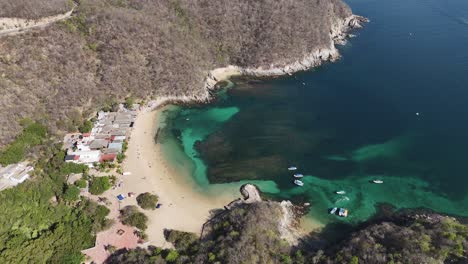 Vista-De-ángulo-Alto-Que-Revela-Arrecifes-De-Coral-En-Playa-La-Entrega,-Huatulco,-Oaxaca,-México