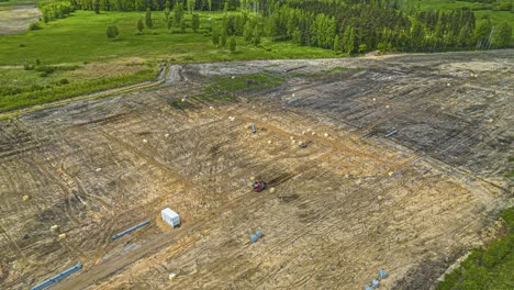 Preparando-Un-Campo-Para-Instalar-Paneles-Solares---Hiperlapso-Aéreo-De-Paralaje