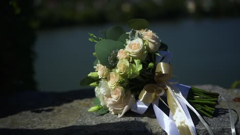 hermoso ramo de bodas de la novia en la chimenea