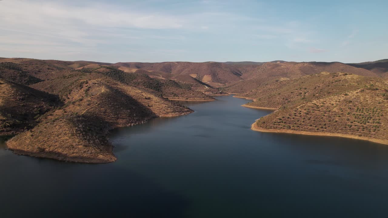 Explorando a beleza natural de Portugal com montanhas, rios e paisagens verdes