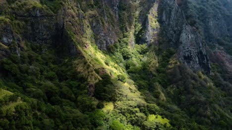 Sonnenlicht-Bewegt-Sich-über-üppige-Grüne-Berge-Und-Tropischen-Regenwald,-Während-Sich-Die-Wolken-über-Ihnen-Auf-Der-Insel-Fatu-Hiva-Marquesas-Im-Südpazifik-Französisch-Polynesiens-Verändern