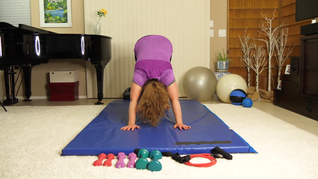 sandra hace la pose del puente para trabajar sus brazos antes de perder el agarre