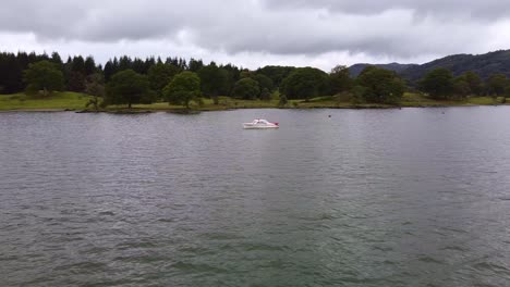 Schwenken,-Luftaufnahme,-Motorboot,-Lake-Windermere-2