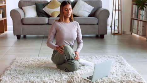 Ejercicio,-Laptop-Y-Mujer-Haciendo-Meditación