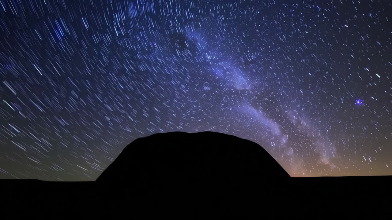 밤에 산 위에 있는 별의 흔적
