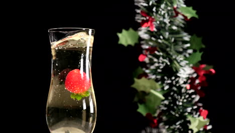 Weihnachtschampagner-Und-Erdbeere,-Die-In-Der-Flöte-Spritzen