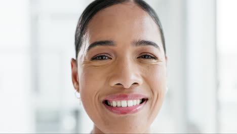 Sonrisa,-Rostro-Y-Profesional-Con-Mujer-De-Negocios