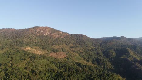 Camión-Aéreo-A-La-Izquierda,-Rangos-Alpinos-Montañosos-Del-Norte-De-Tailandia