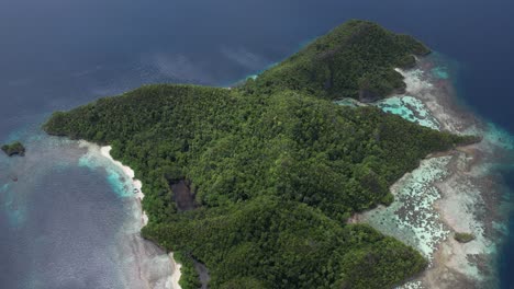 Hoher-Blick-über-Die-Atemberaubende-Insel-Keruo-In-Raja-Ampat,-Indonesien