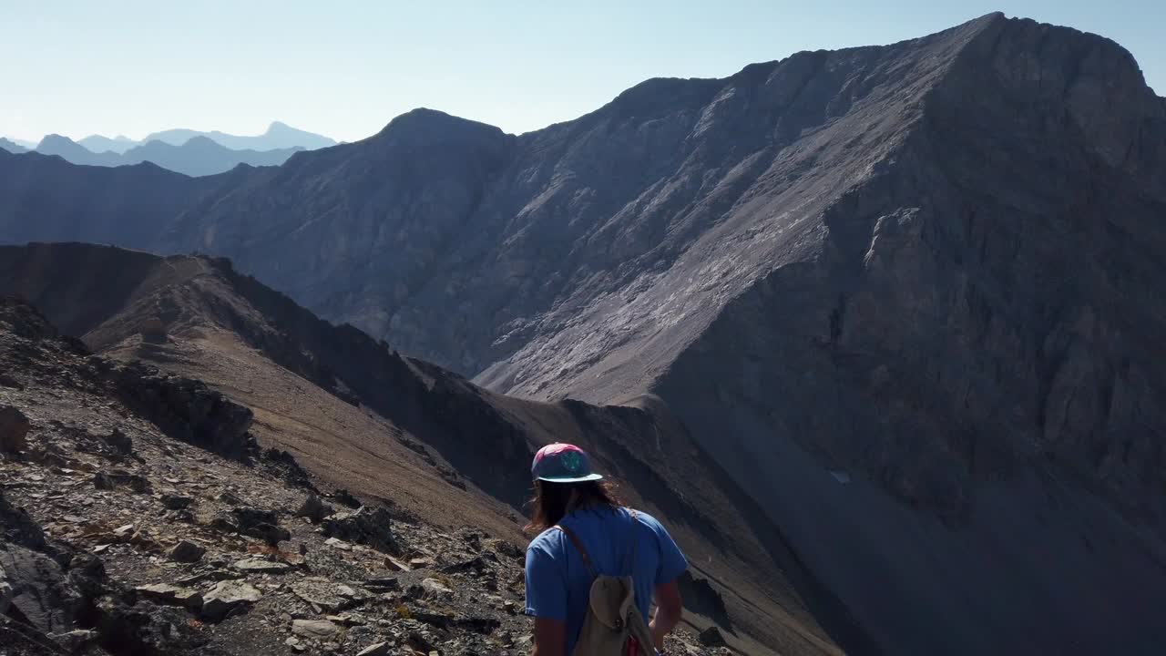 caminante saltando al sendero huyendo kananaskis alberta canada