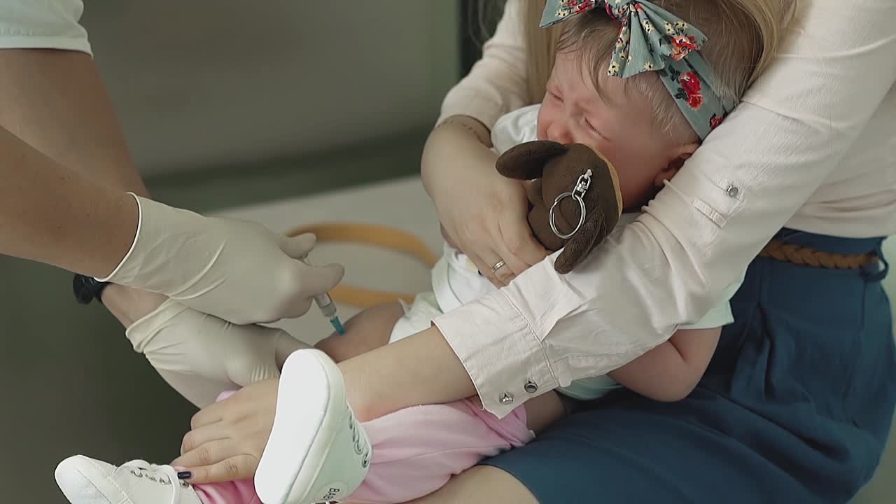 il bambino è seduto sulle ginocchia di sua madre