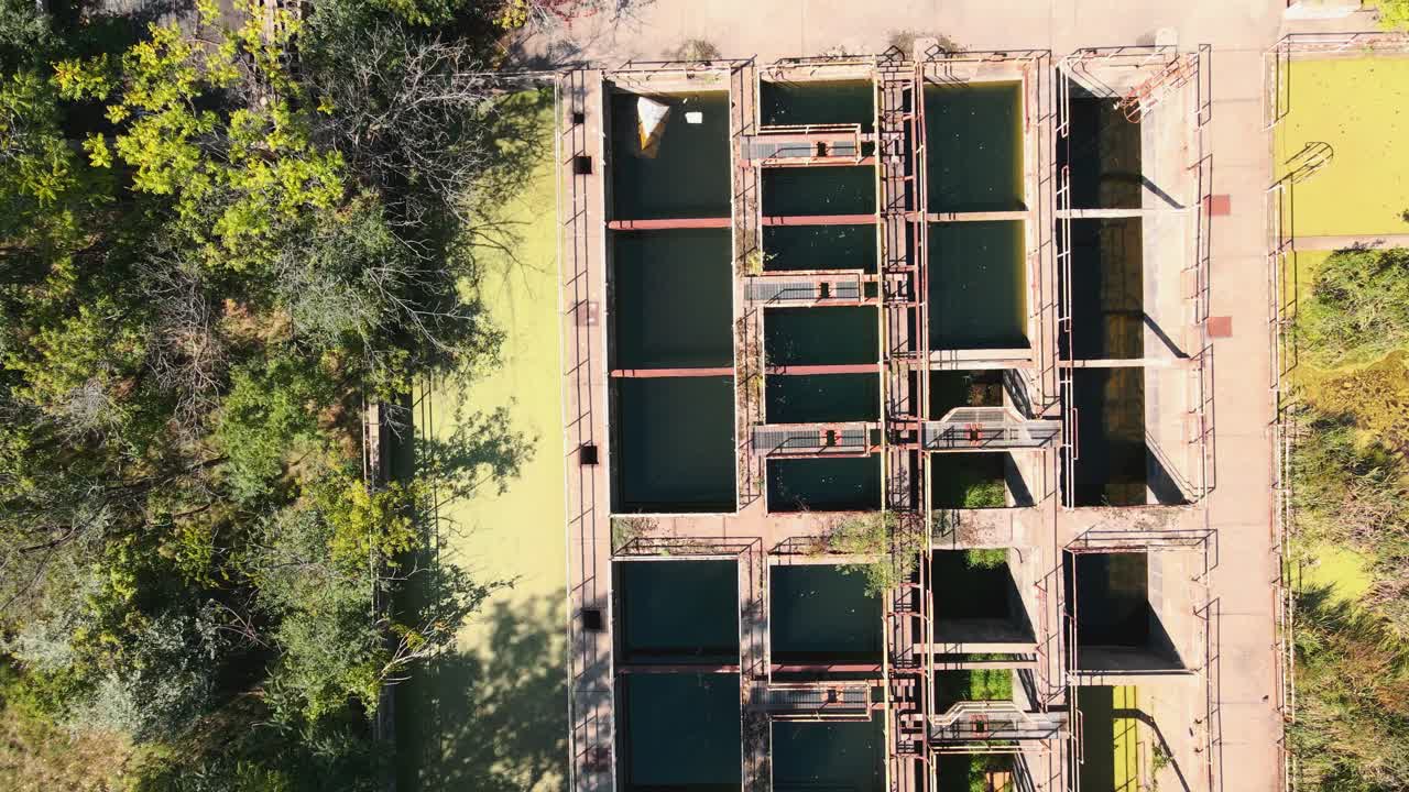 rastro de ojo de pájaro a través de una planta de filtración de agua abandonada