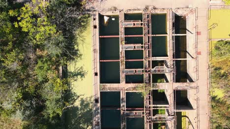 vogelvlucht door een verlaten waterzuiveringsinstallatie
