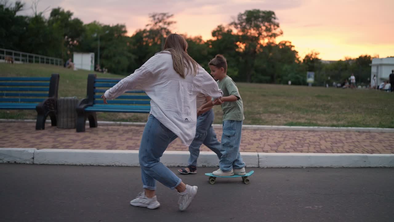 familia y amigos patinando en el parque al atardecer