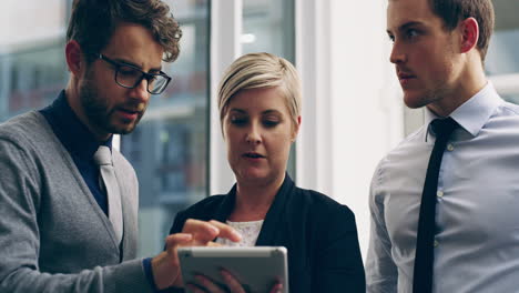 Team,-Tablet-Und-Zusammenarbeit-Stehen-Im-Büro