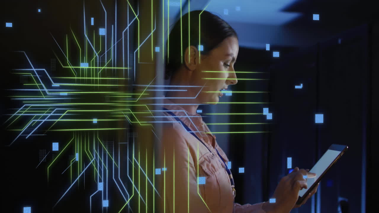 animación de la placa de circuitos y procesamiento de datos sobre ingeniera informática caucásica por servidores informáticos