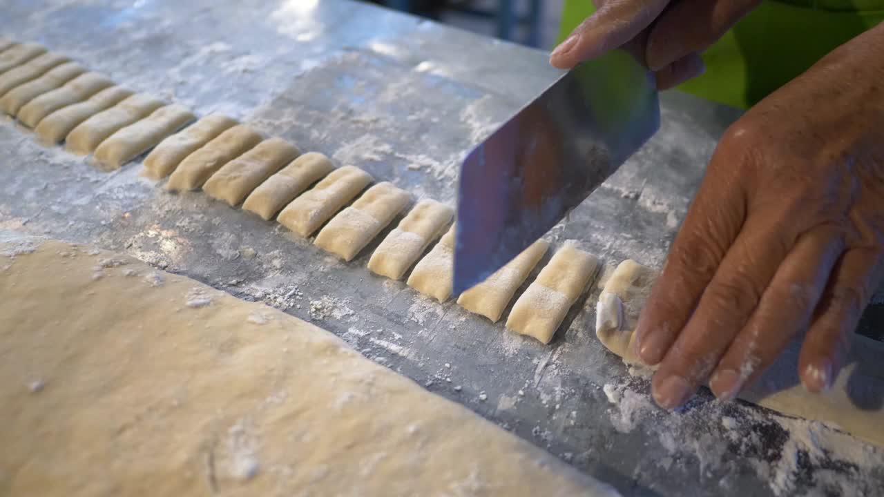 Chef che taglia l'impasto per preparare ciambelle cinesi in stile thailandese - Pa Tong Go.
