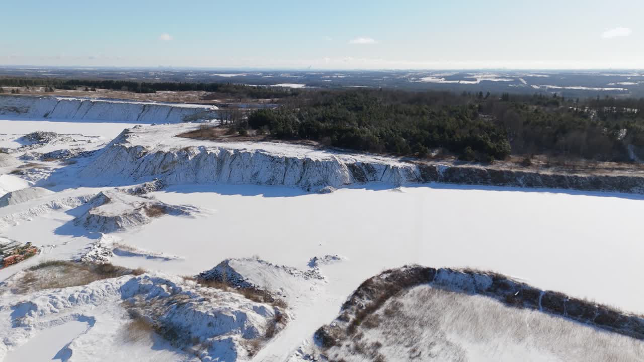 amplia antena de cantera de piedra nevada y bosque en invierno en el canadá rural