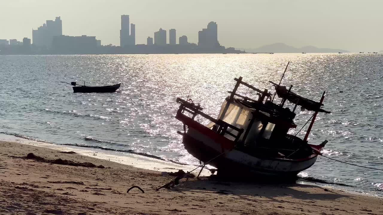 파타야 의 모래 해변 에 힌 배