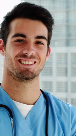 retrato de un médico de pie con los brazos cruzados