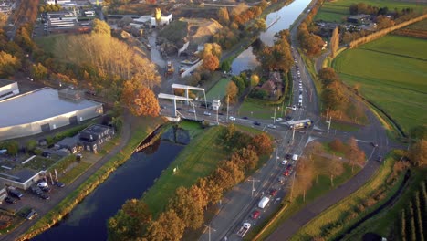 Ciudad-De-Helmond-Con-Puente-De-Paso-Sobre-La-Pequeña-Presa-A-La-Calle,-Kanaaldijk-Z