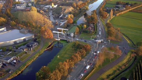 ciudad de helmond con puente de paso sobre la pequeña presa a la calle, kanaaldijk z