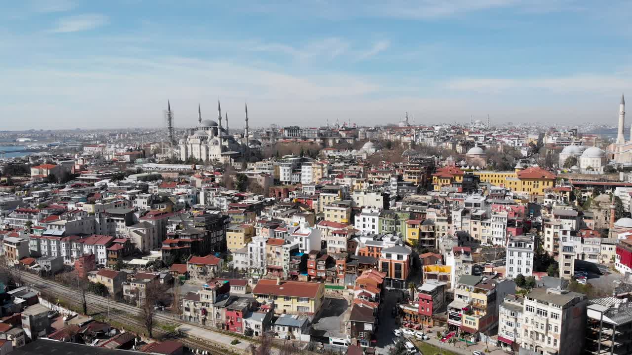 sellando una vista aérea de la primavera de estambul. techos de casas bajas y majestuosas mezquitas