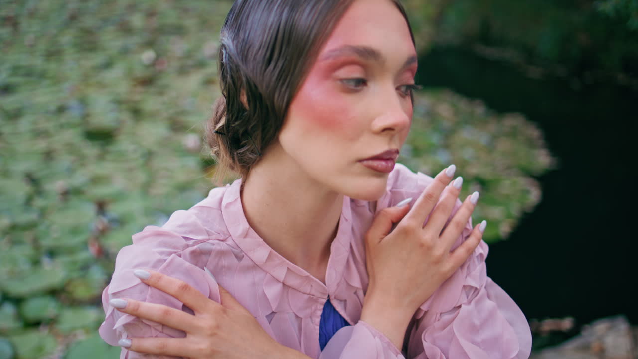 아름다운 호수 닌프가 물꽃과 함께 연못에서 포즈를 취하고 있습니다. 마법의 여성