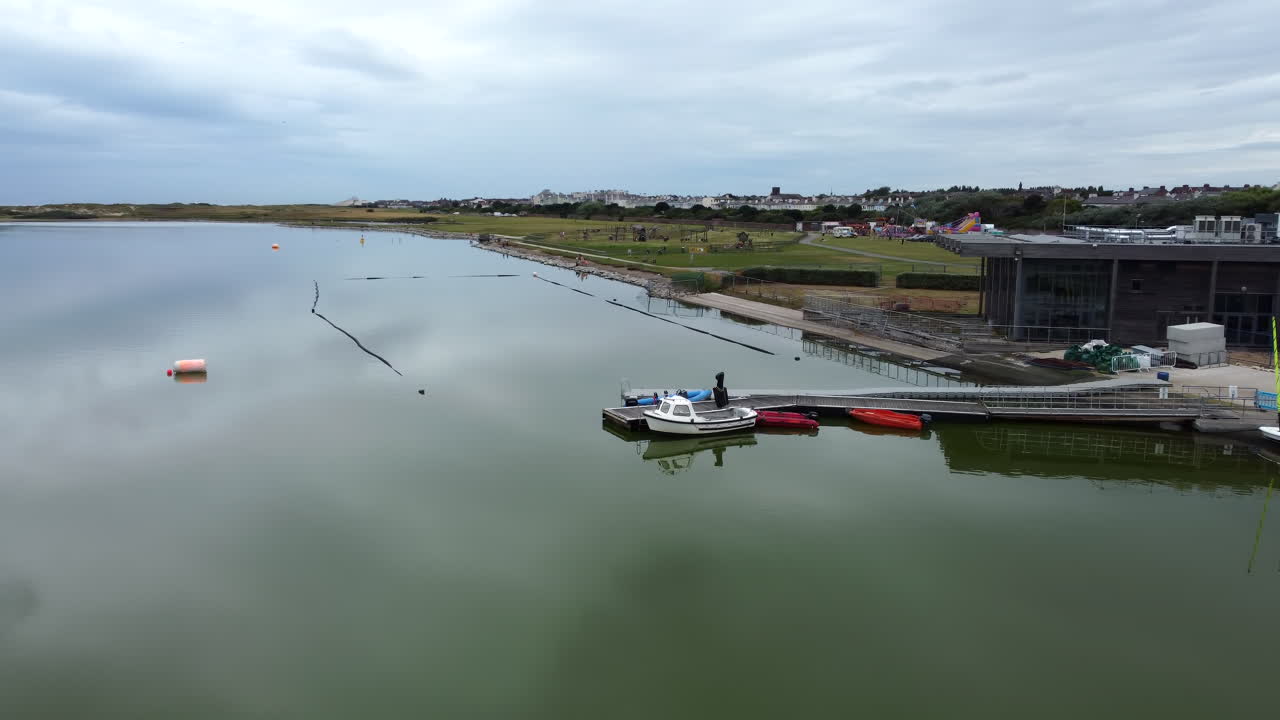 Luftfoto med drone af byen Liverpool i det nordvestlige England