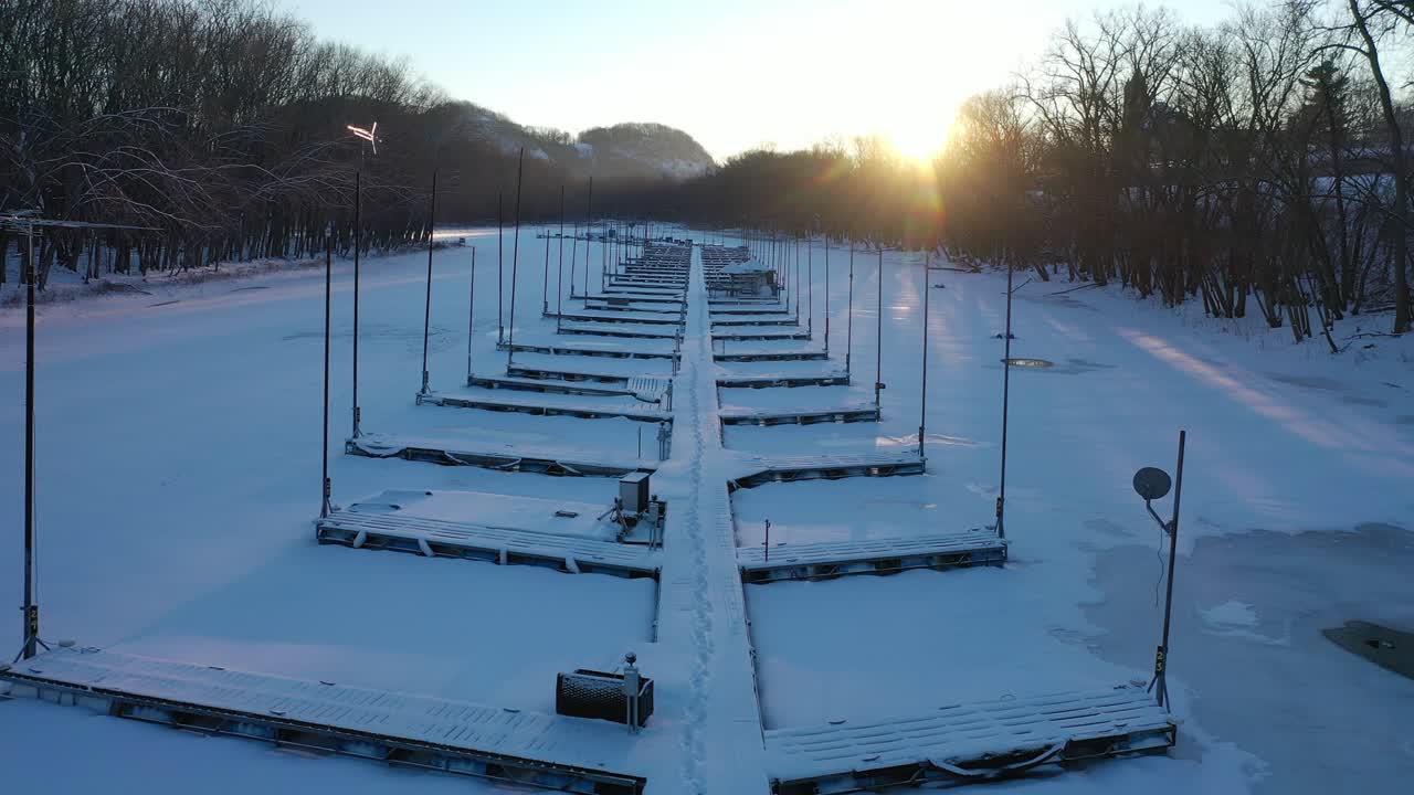 해가 뜨고 해가 지면 얼어붙은 강 도크