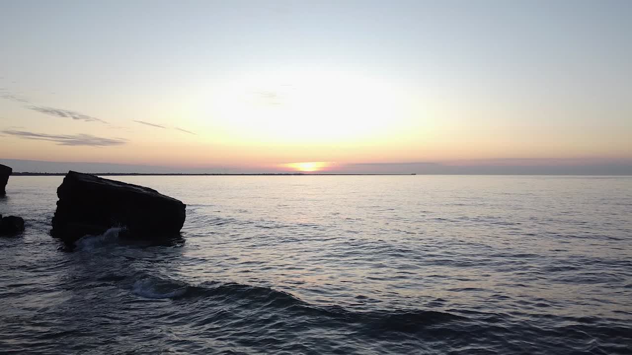 리파자(liepaja) 발트해의 카로스타 전쟁 항구 콘크리트 해안 요새 유적을 가로지르는 아름답고 생생한 고 대비 일몰 저고도 비행