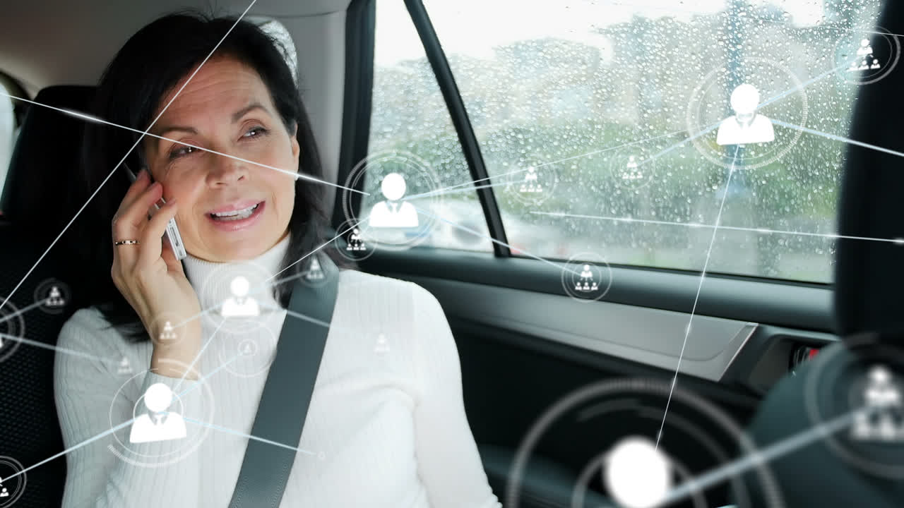 animación de la red de conexiones sobre feliz mujer caucásica usando teléfono inteligente en el coche