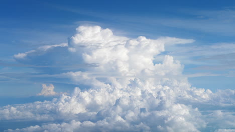 Wunderschöne-Wolkenlandschaft-Mit-Cumulonimbus-Vom-Flugzeugflug-Aus-Gesehen