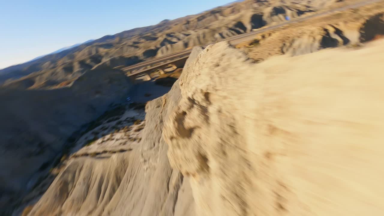 vista aérea de drones fpv volando a lo largo de formaciones rocosas en un pintoresco paisaje desértico