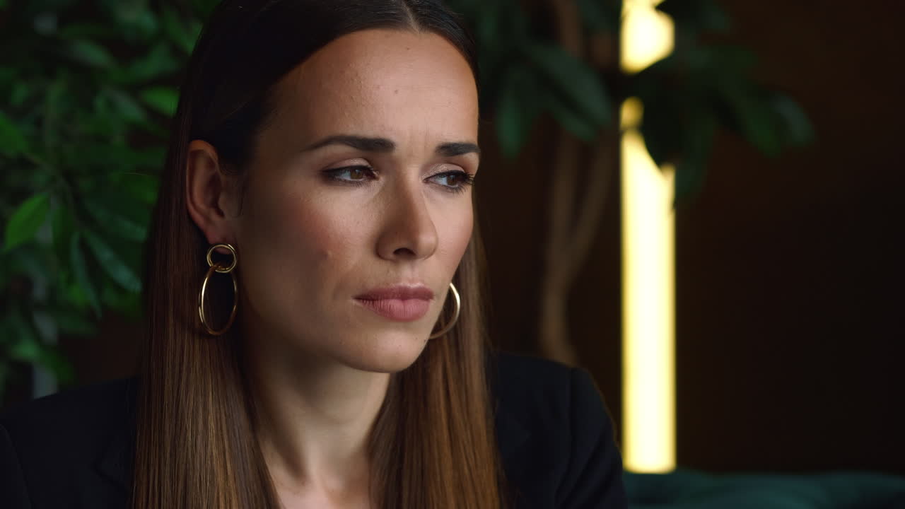 retrato serio de una mujer de negocios. empleada sentada en el sofá en la oficina del hogar