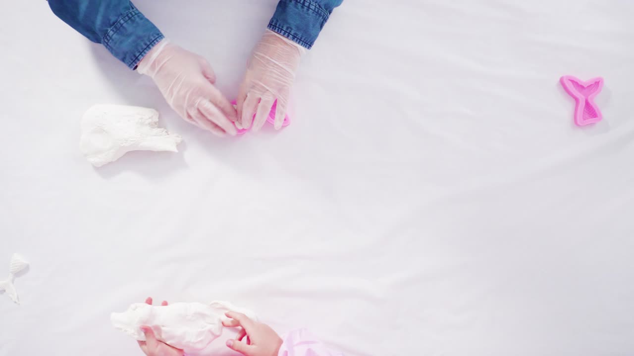 실리콘 모형에서 모형화 된 점토에서 해녀 리를 만드는 것